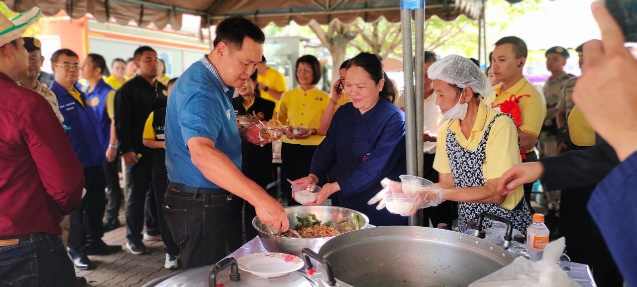 รองนายกรัฐมนตรี ตรวจติดตามสถานการณ์อุทกภัยจังหวัดสุโขทัยและตรวจเยี่ยมโรงครัวศูนย์ประสานช่วยเหลือผู้ประสบอุทกภัย พร้อมสั่งการทุกหน่วยงานสำรวจพื้นที่น้ำท่วม เร่งเยียวยาประชาชน