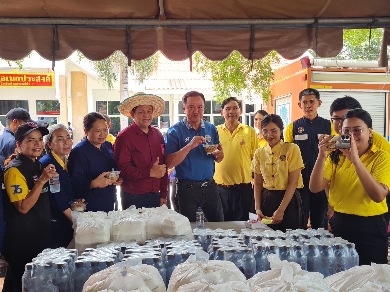 รองนายกรัฐมนตรี ตรวจติดตามสถานการณ์อุทกภัยจังหวัดสุโขทัยและตรวจเยี่ยมโรงครัวศูนย์ประสานช่วยเหลือผู้ประสบอุทกภัย พร้อมสั่งการทุกหน่วยงานสำรวจพื้นที่น้ำท่วม เร่งเยียวยาประชาชน
