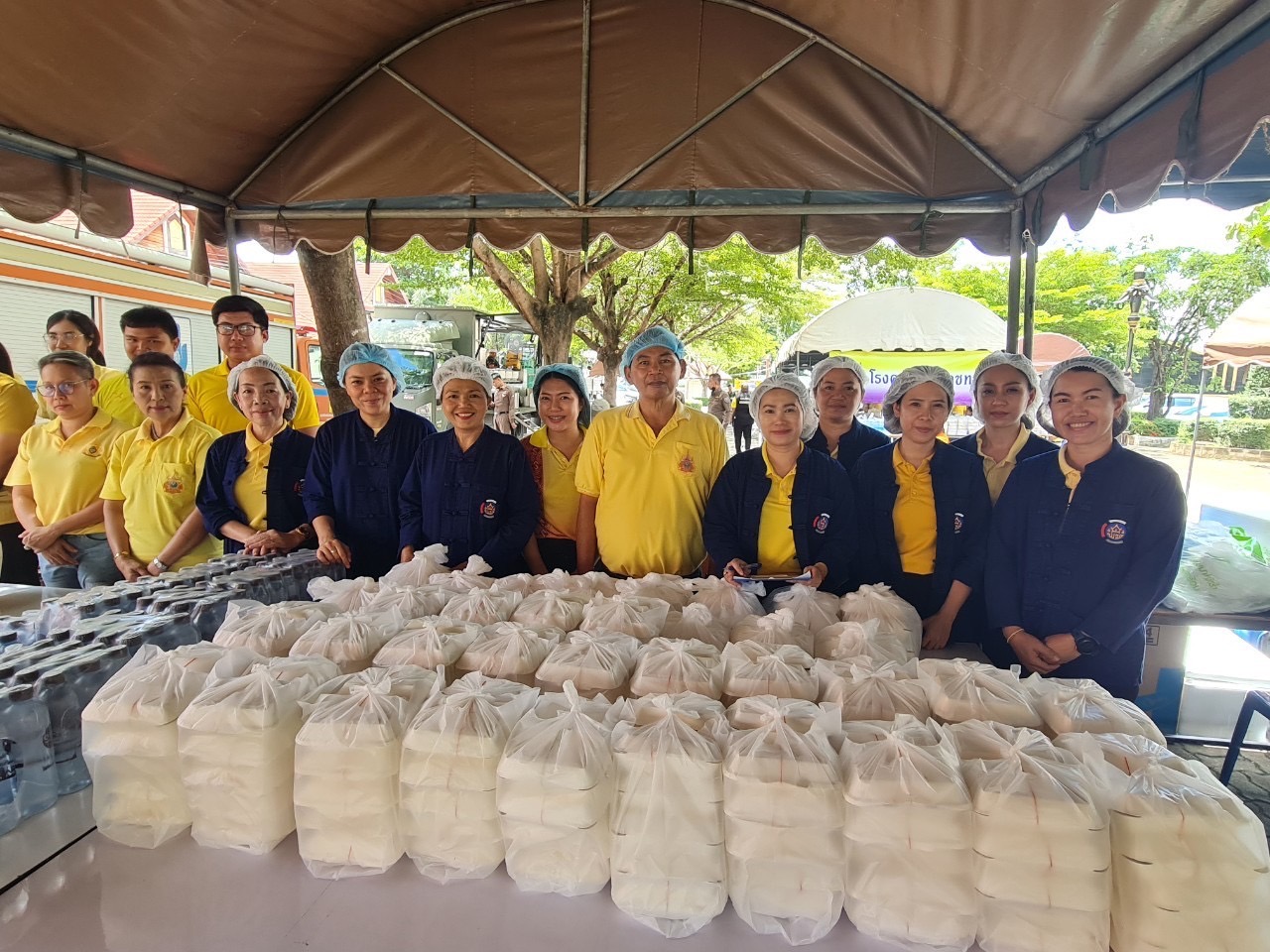 รองนายกรัฐมนตรี ตรวจติดตามสถานการณ์อุทกภัยจังหวัดสุโขทัยและตรวจเยี่ยมโรงครัวศูนย์ประสานช่วยเหลือผู้ประสบอุทกภัย พร้อมสั่งการทุกหน่วยงานสำรวจพื้นที่น้ำท่วม เร่งเยียวยาประชาชน