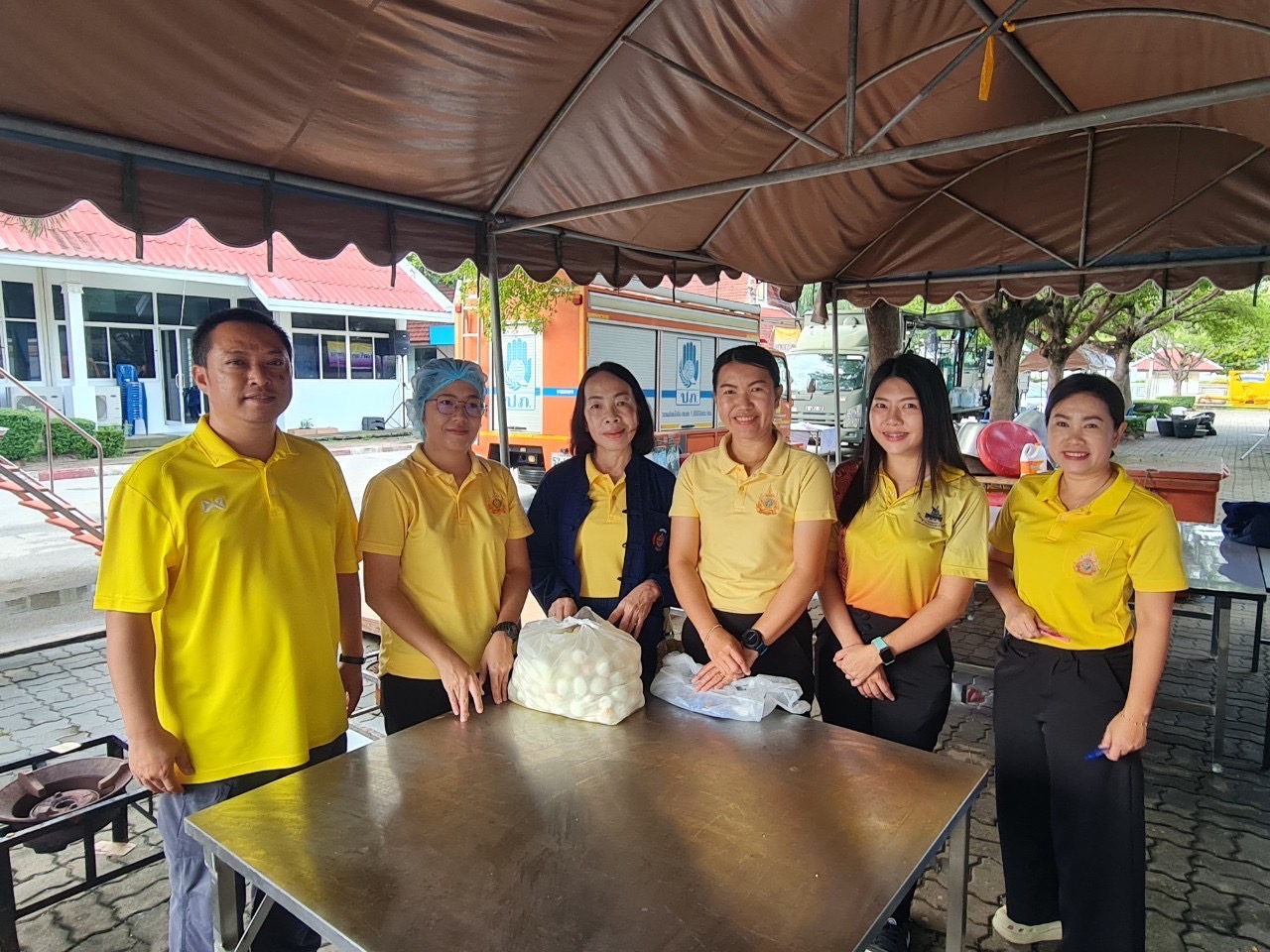 รองนายกรัฐมนตรี ตรวจติดตามสถานการณ์อุทกภัยจังหวัดสุโขทัยและตรวจเยี่ยมโรงครัวศูนย์ประสานช่วยเหลือผู้ประสบอุทกภัย พร้อมสั่งการทุกหน่วยงานสำรวจพื้นที่น้ำท่วม เร่งเยียวยาประชาชน