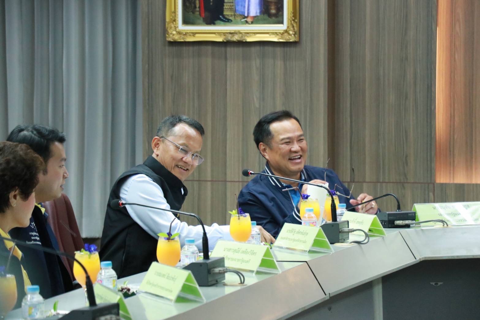 รองนายกรัฐมนตรี ตรวจติดตามสถานการณ์อุทกภัยจังหวัดสุโขทัยและตรวจเยี่ยมโรงครัวศูนย์ประสานช่วยเหลือผู้ประสบอุทกภัย พร้อมสั่งการทุกหน่วยงานสำรวจพื้นที่น้ำท่วม เร่งเยียวยาประชาชน