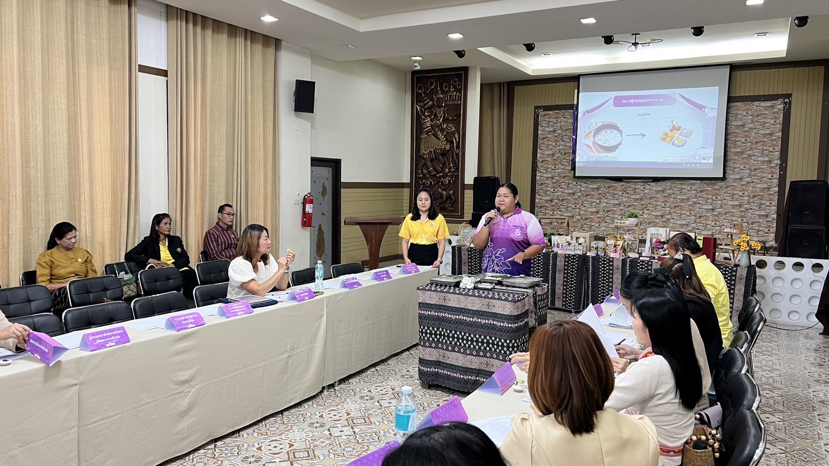 ผู้ตรวจราชการกรมการพัฒนาชุมชน ให้เกียรติร่วมกิจกรรมการพัฒนาผลิตภัณฑ์ Otop โดยเครือข่ายองค์การ องค์ความรู้ ( Knowleage – Base Otop ) จังหวัดสุโขทัย