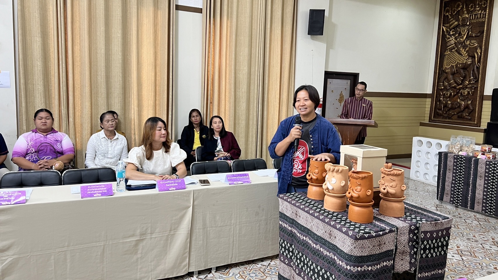 ผู้ตรวจราชการกรมการพัฒนาชุมชน ให้เกียรติร่วมกิจกรรมการพัฒนาผลิตภัณฑ์ Otop โดยเครือข่ายองค์การ องค์ความรู้ ( Knowleage – Base Otop ) จังหวัดสุโขทัย