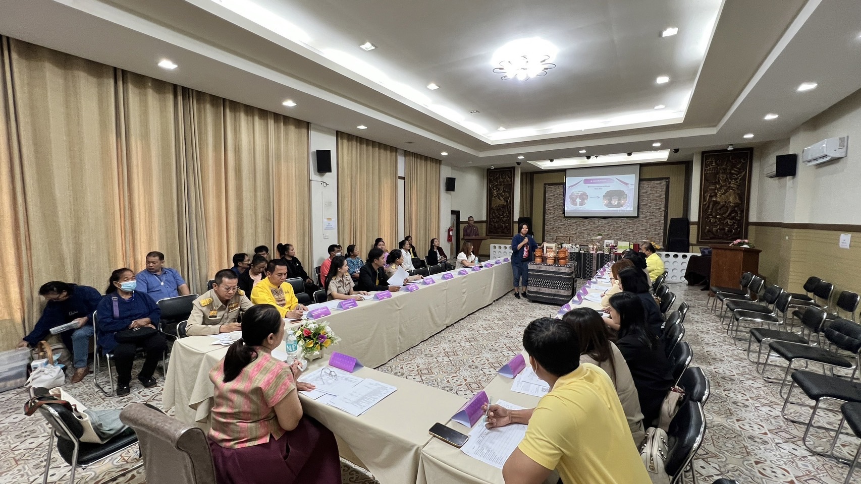 ผู้ตรวจราชการกรมการพัฒนาชุมชน ให้เกียรติร่วมกิจกรรมการพัฒนาผลิตภัณฑ์ Otop โดยเครือข่ายองค์การ องค์ความรู้ ( Knowleage – Base Otop ) จังหวัดสุโขทัย