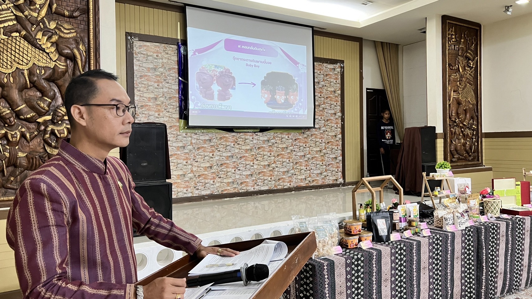 ผู้ตรวจราชการกรมการพัฒนาชุมชน ให้เกียรติร่วมกิจกรรมการพัฒนาผลิตภัณฑ์ Otop โดยเครือข่ายองค์การ องค์ความรู้ ( Knowleage – Base Otop ) จังหวัดสุโขทัย