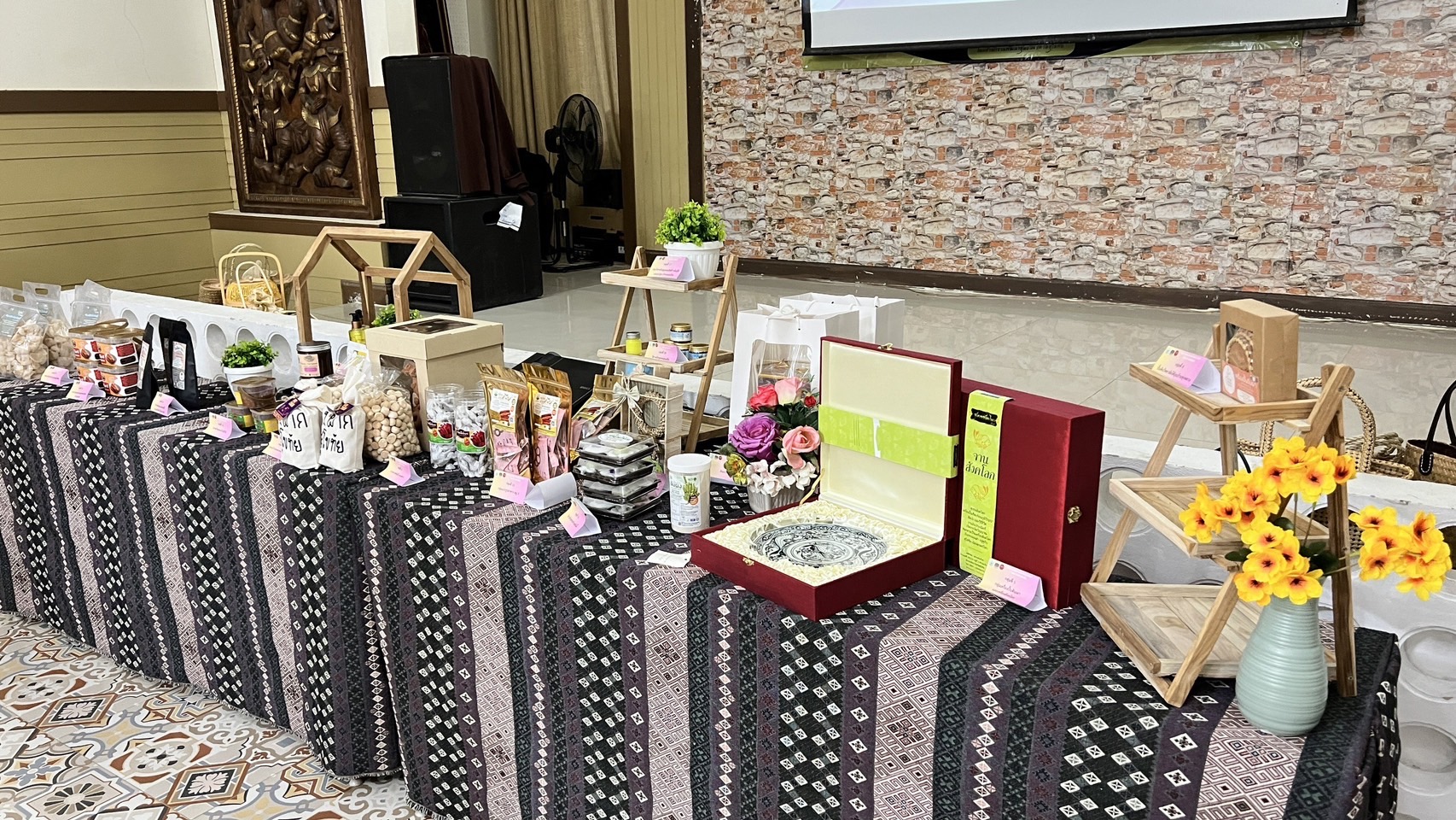 ผู้ตรวจราชการกรมการพัฒนาชุมชน ให้เกียรติร่วมกิจกรรมการพัฒนาผลิตภัณฑ์ Otop โดยเครือข่ายองค์การ องค์ความรู้ ( Knowleage – Base Otop ) จังหวัดสุโขทัย