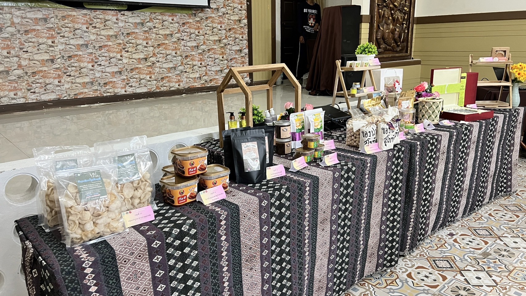 ผู้ตรวจราชการกรมการพัฒนาชุมชน ให้เกียรติร่วมกิจกรรมการพัฒนาผลิตภัณฑ์ Otop โดยเครือข่ายองค์การ องค์ความรู้ ( Knowleage – Base Otop ) จังหวัดสุโขทัย