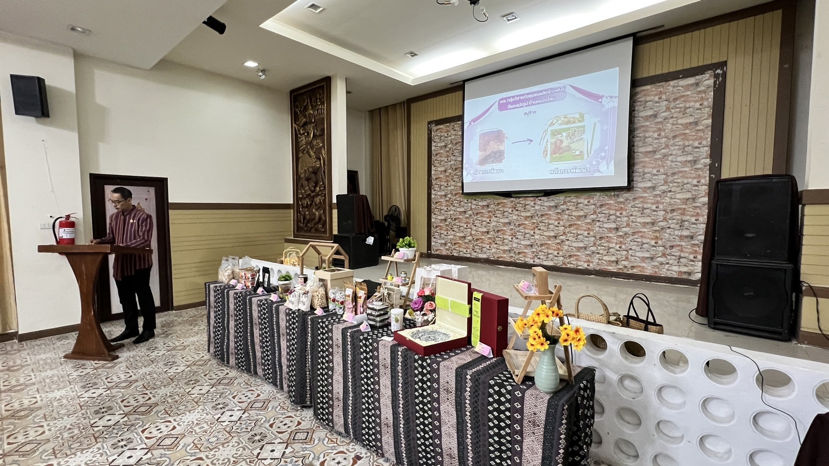 ผู้ตรวจราชการกรมการพัฒนาชุมชน ให้เกียรติร่วมกิจกรรมการพัฒนาผลิตภัณฑ์ Otop โดยเครือข่ายองค์การ องค์ความรู้ ( Knowleage – Base Otop ) จังหวัดสุโขทัย