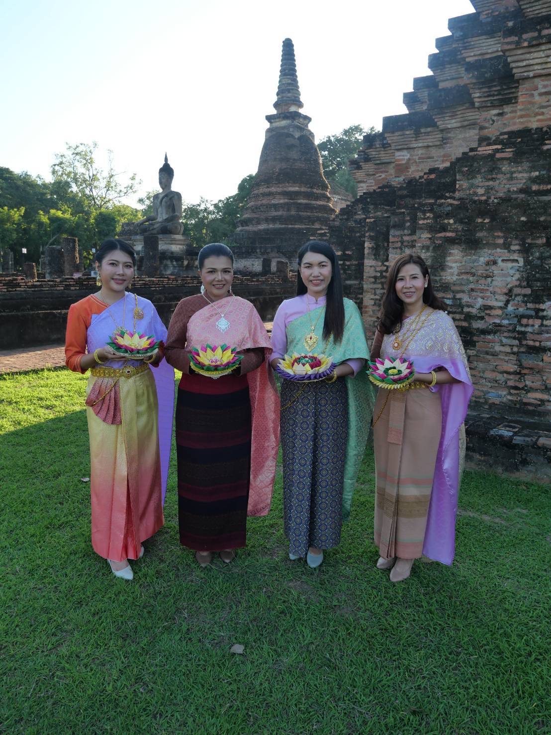 พช.สุโขทัย ร่วมประชาสัมพันธ์ “ผ้าไทยใส่ให้สนุก” ในธีม “สวมชุดไทย ห่มสไบ ไปลอยกระทง”
