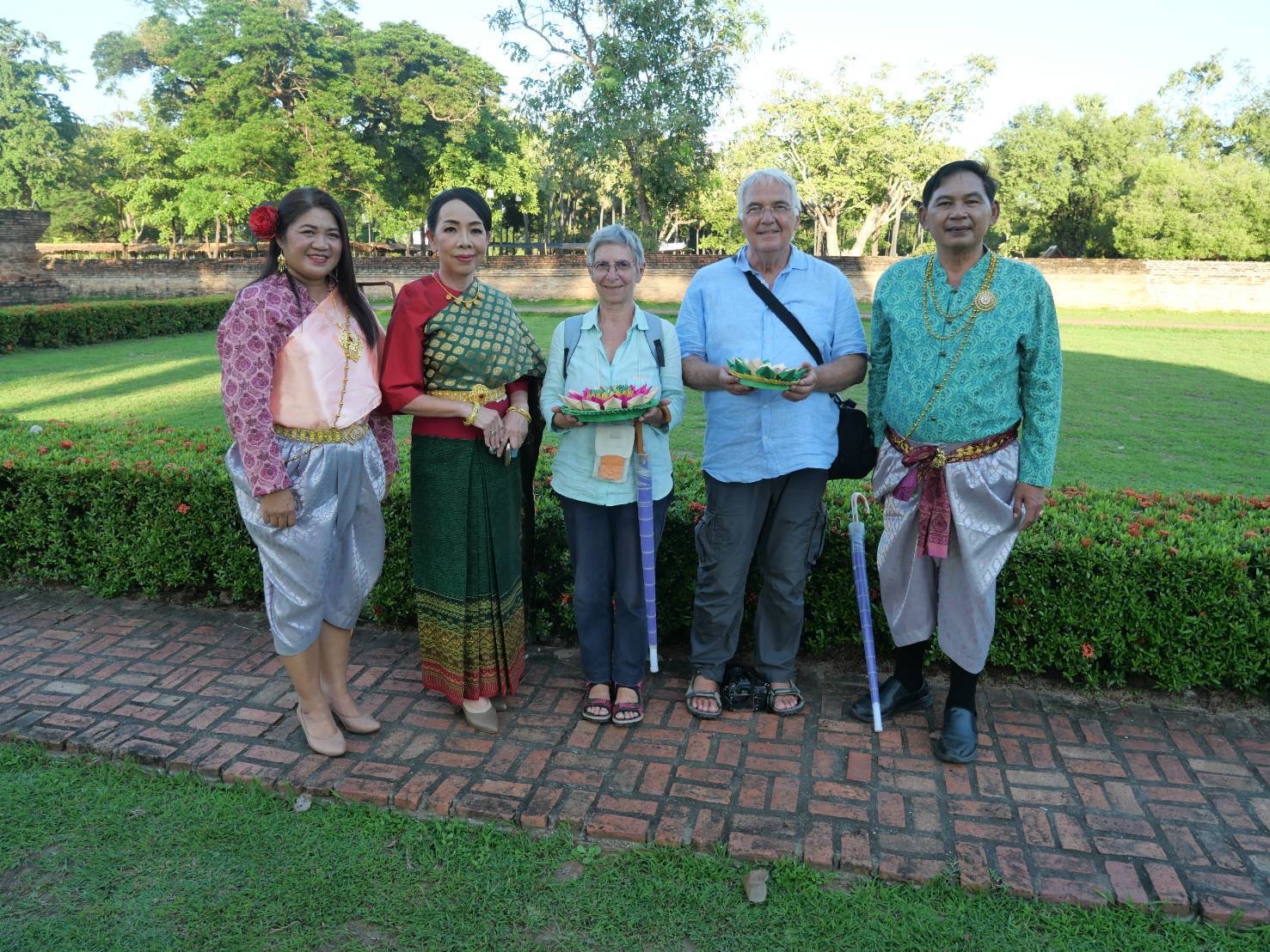 พช.สุโขทัย ร่วมประชาสัมพันธ์ “ผ้าไทยใส่ให้สนุก” ในธีม “สวมชุดไทย ห่มสไบ ไปลอยกระทง”