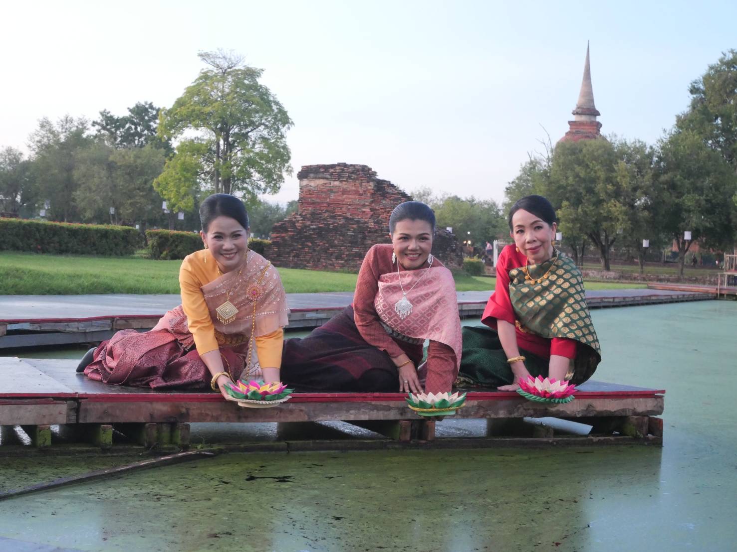 พช.สุโขทัย ร่วมประชาสัมพันธ์ “ผ้าไทยใส่ให้สนุก” ในธีม “สวมชุดไทย ห่มสไบ ไปลอยกระทง”