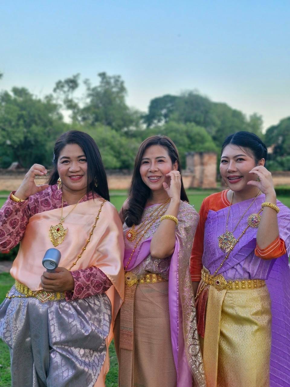 พช.สุโขทัย ร่วมประชาสัมพันธ์ “ผ้าไทยใส่ให้สนุก” ในธีม “สวมชุดไทย ห่มสไบ ไปลอยกระทง”
