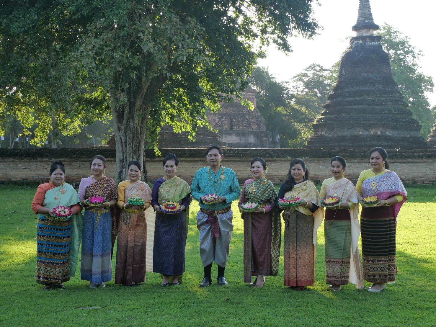 พช.สุโขทัย ร่วมประชาสัมพันธ์ “ผ้าไทยใส่ให้สนุก” ในธีม “สวมชุดไทย ห่มสไบ ไปลอยกระทง”