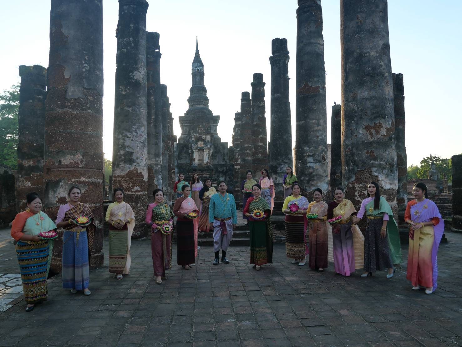 พช.สุโขทัย ร่วมประชาสัมพันธ์ “ผ้าไทยใส่ให้สนุก” ในธีม “สวมชุดไทย ห่มสไบ ไปลอยกระทง”
