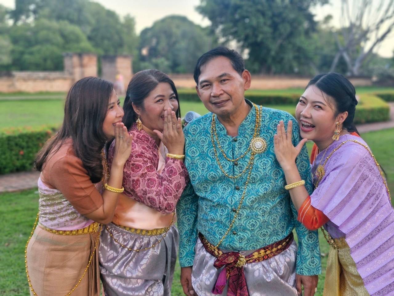 พช.สุโขทัย ร่วมประชาสัมพันธ์ “ผ้าไทยใส่ให้สนุก” ในธีม “สวมชุดไทย ห่มสไบ ไปลอยกระทง”