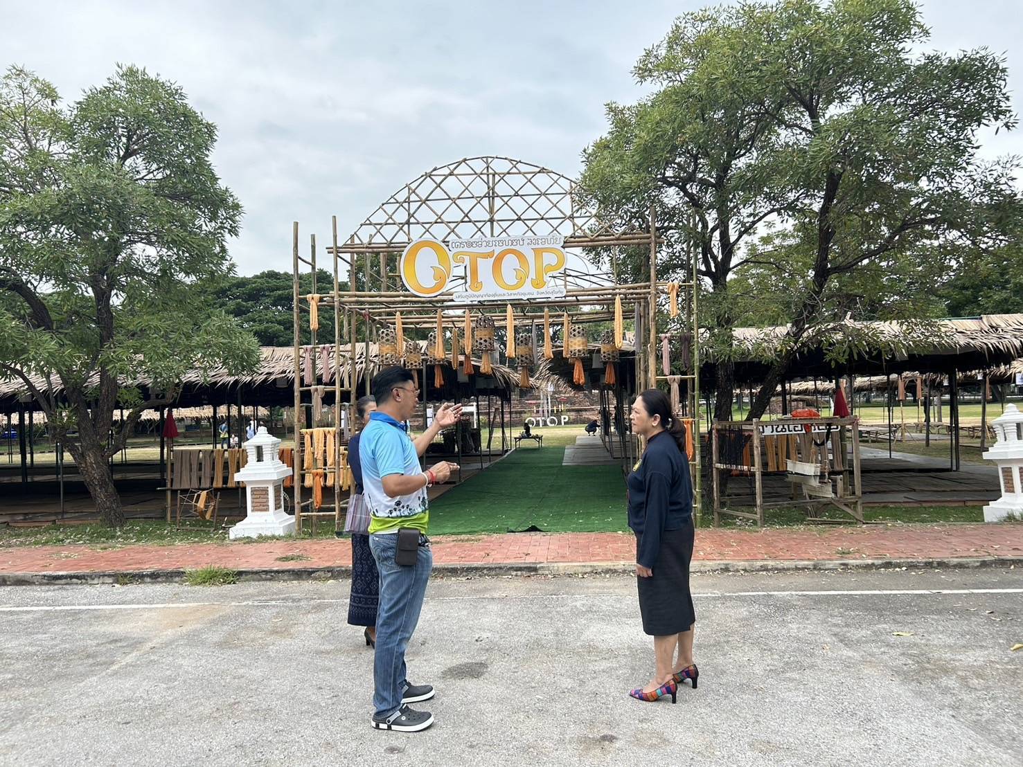 รองผู้ว่าราชการจังหวัดสุโขทัยลงพื้นที่ตรวจเยี่ยมความพร้อมในการจัดงานประเพณีลอยกระทง เผาเทียน เล่นไฟ จังหวัดสุโขทัย ประจำปี 2567