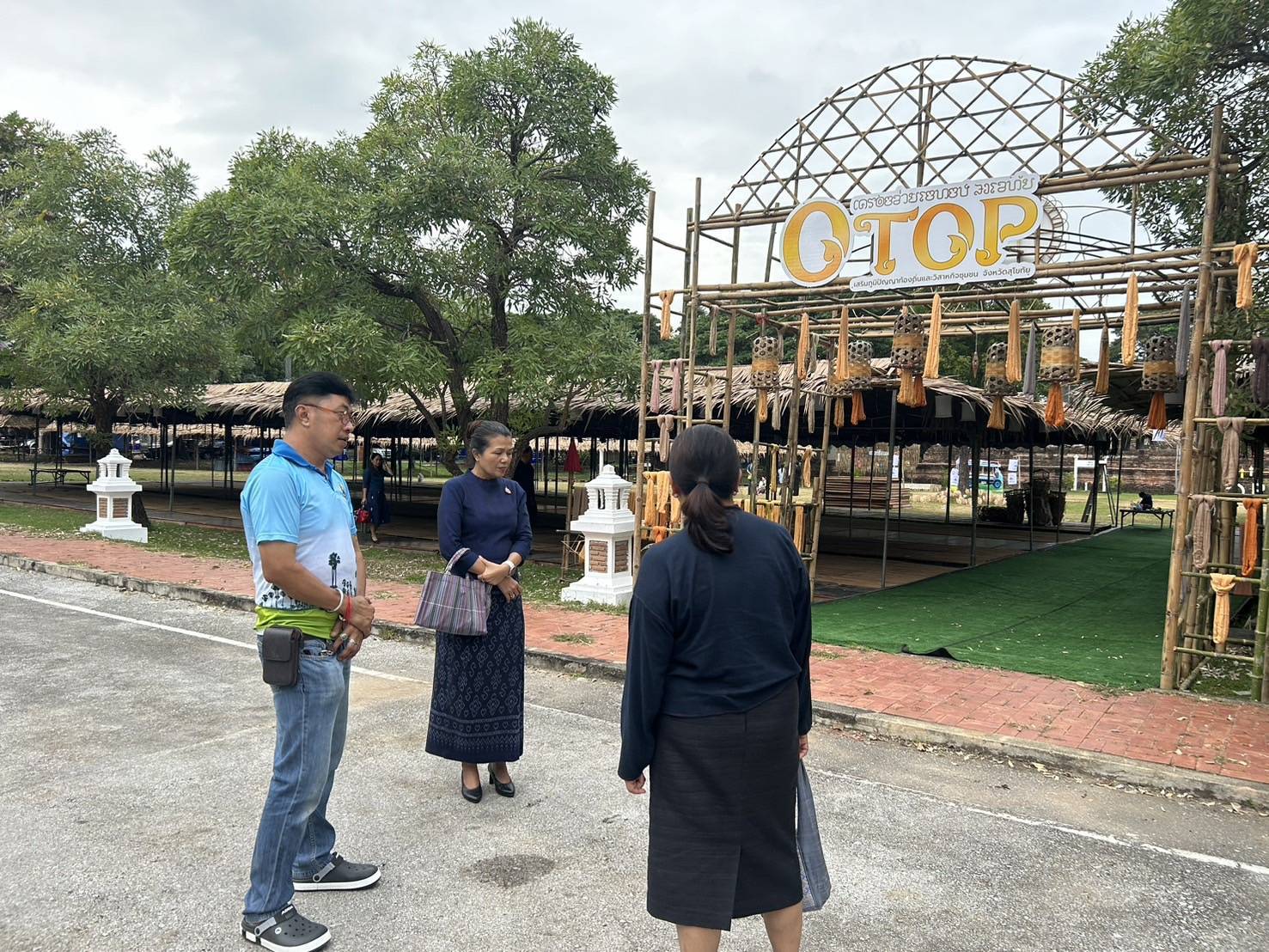 รองผู้ว่าราชการจังหวัดสุโขทัยลงพื้นที่ตรวจเยี่ยมความพร้อมในการจัดงานประเพณีลอยกระทง เผาเทียน เล่นไฟ จังหวัดสุโขทัย ประจำปี 2567