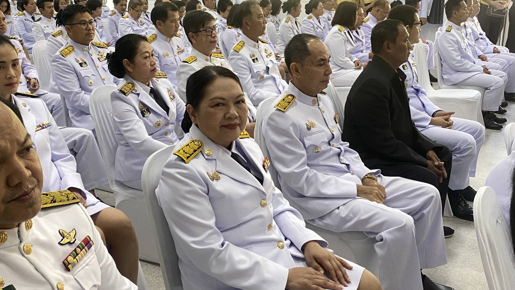 พัฒนาชุมชนจังหวัดสุโขทัยร่วมพิธีวางพานพุ่มดอกไม้สดถวายราชสักการะเนื่องในวันพระบิดาแห่งฝนหลวง ประจำปี 2567