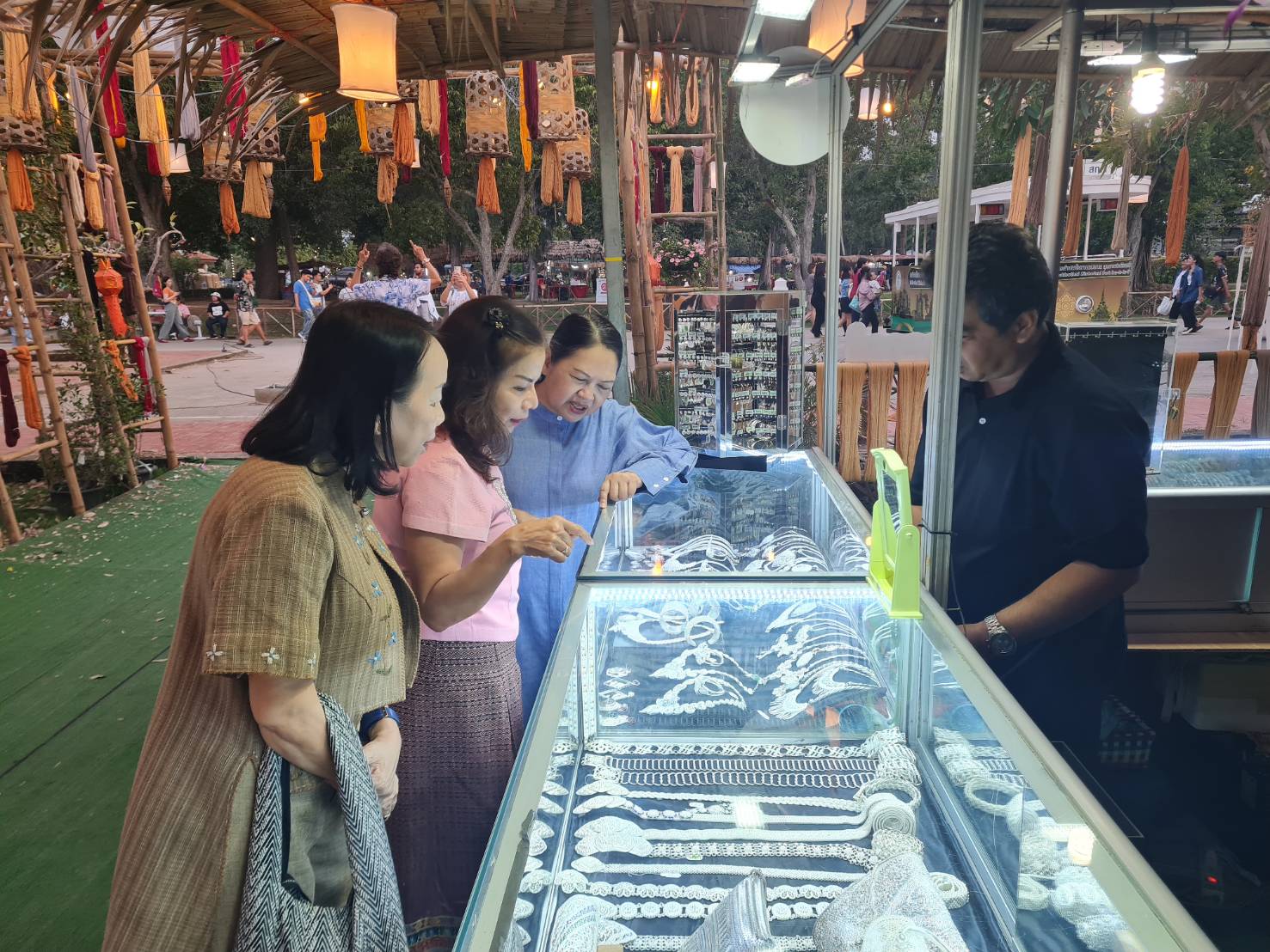 รองผู้ว่าราชการจังหวัดเยี่ยมชมอุดหนุนและให้กำลังใจผู้ประกอบการ OTOP ในงานประเพณีลอยกระทง เผาเทียน เล่นไฟ จังหวัดสุโขทัย ประจำปี 2567