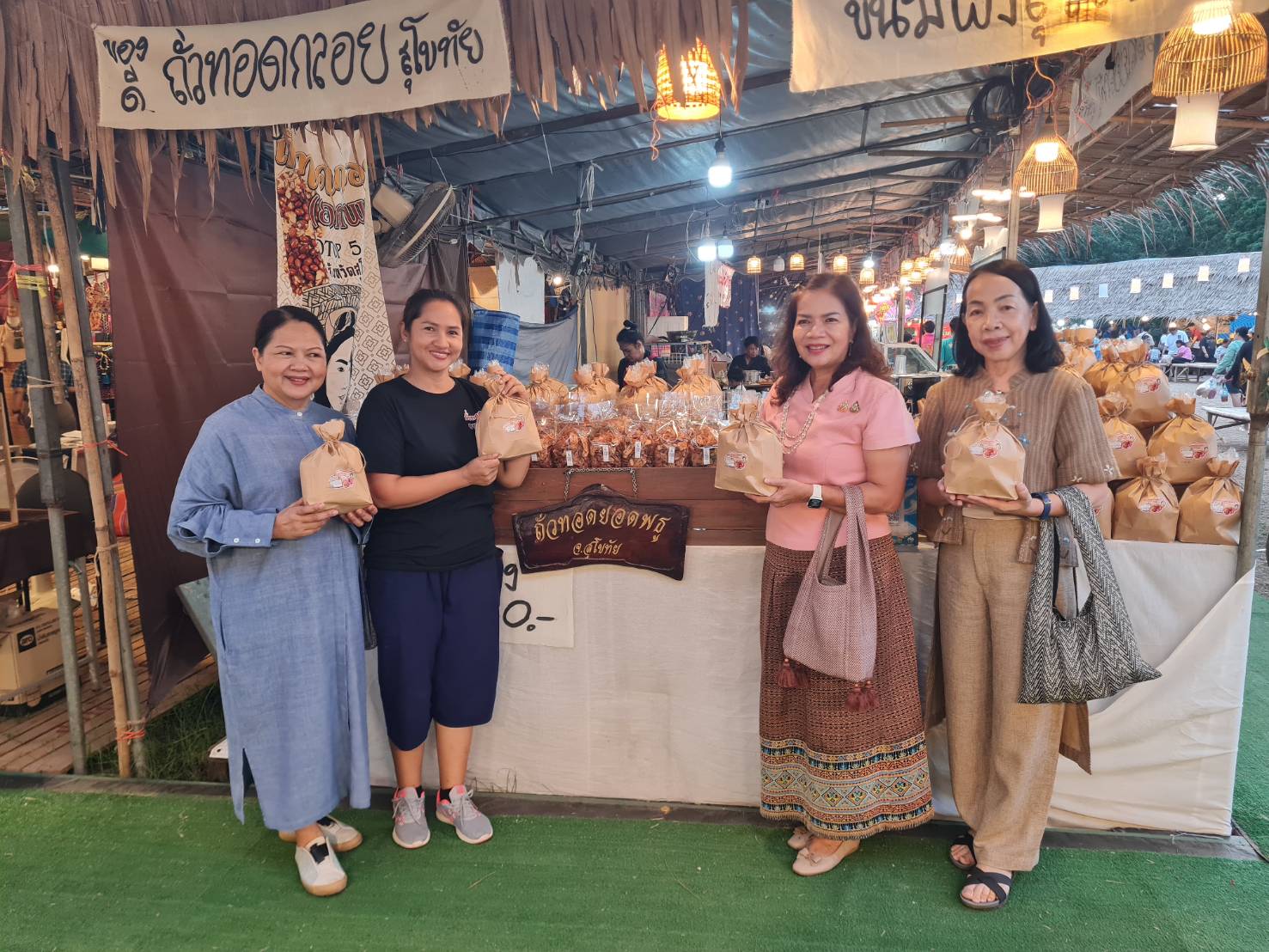 รองผู้ว่าราชการจังหวัดเยี่ยมชมอุดหนุนและให้กำลังใจผู้ประกอบการ OTOP ในงานประเพณีลอยกระทง เผาเทียน เล่นไฟ จังหวัดสุโขทัย ประจำปี 2567