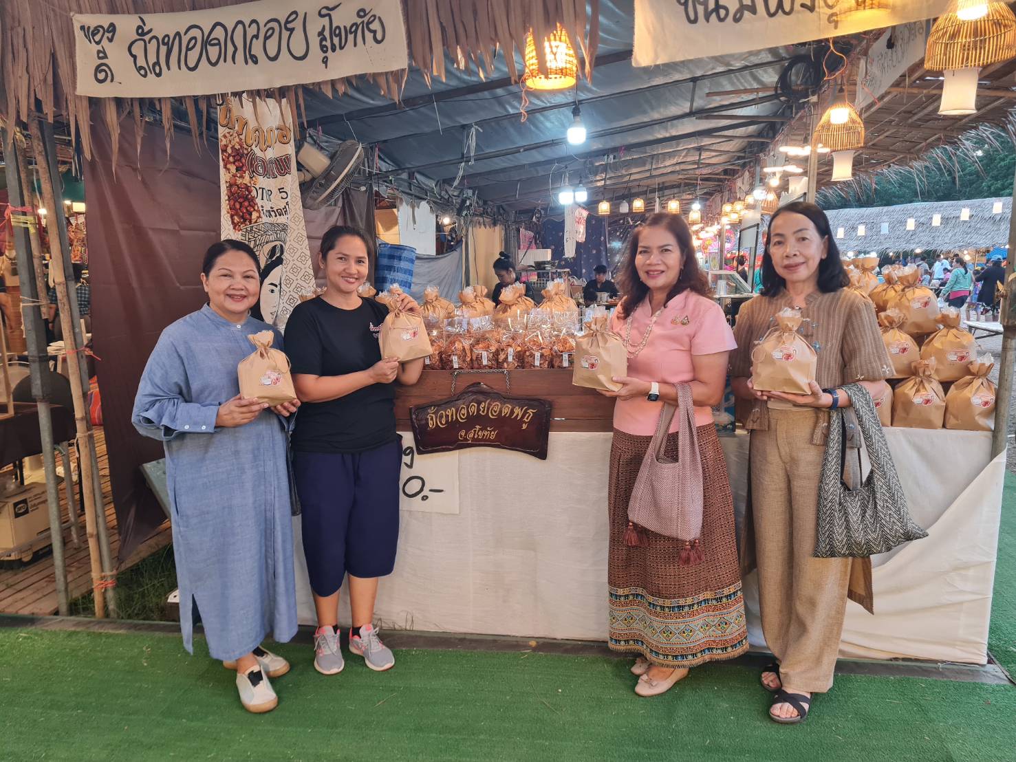 รองผู้ว่าราชการจังหวัดเยี่ยมชมอุดหนุนและให้กำลังใจผู้ประกอบการ OTOP ในงานประเพณีลอยกระทง เผาเทียน เล่นไฟ จังหวัดสุโขทัย ประจำปี 2567