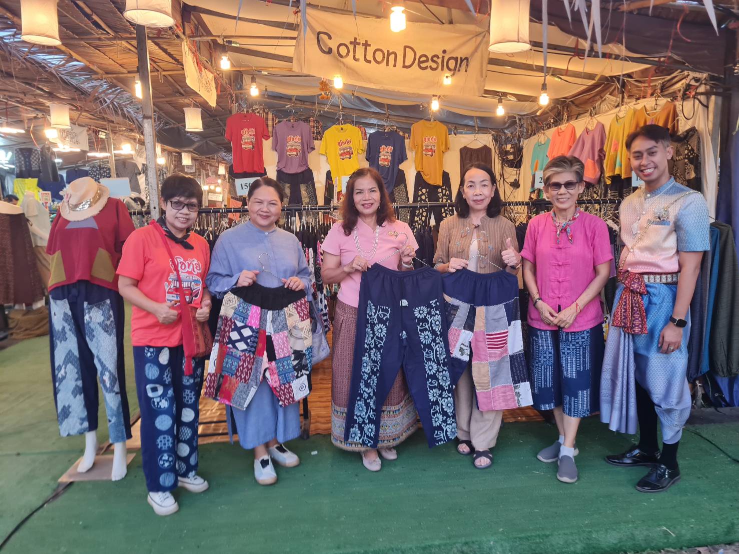 รองผู้ว่าราชการจังหวัดเยี่ยมชมอุดหนุนและให้กำลังใจผู้ประกอบการ OTOP ในงานประเพณีลอยกระทง เผาเทียน เล่นไฟ จังหวัดสุโขทัย ประจำปี 2567