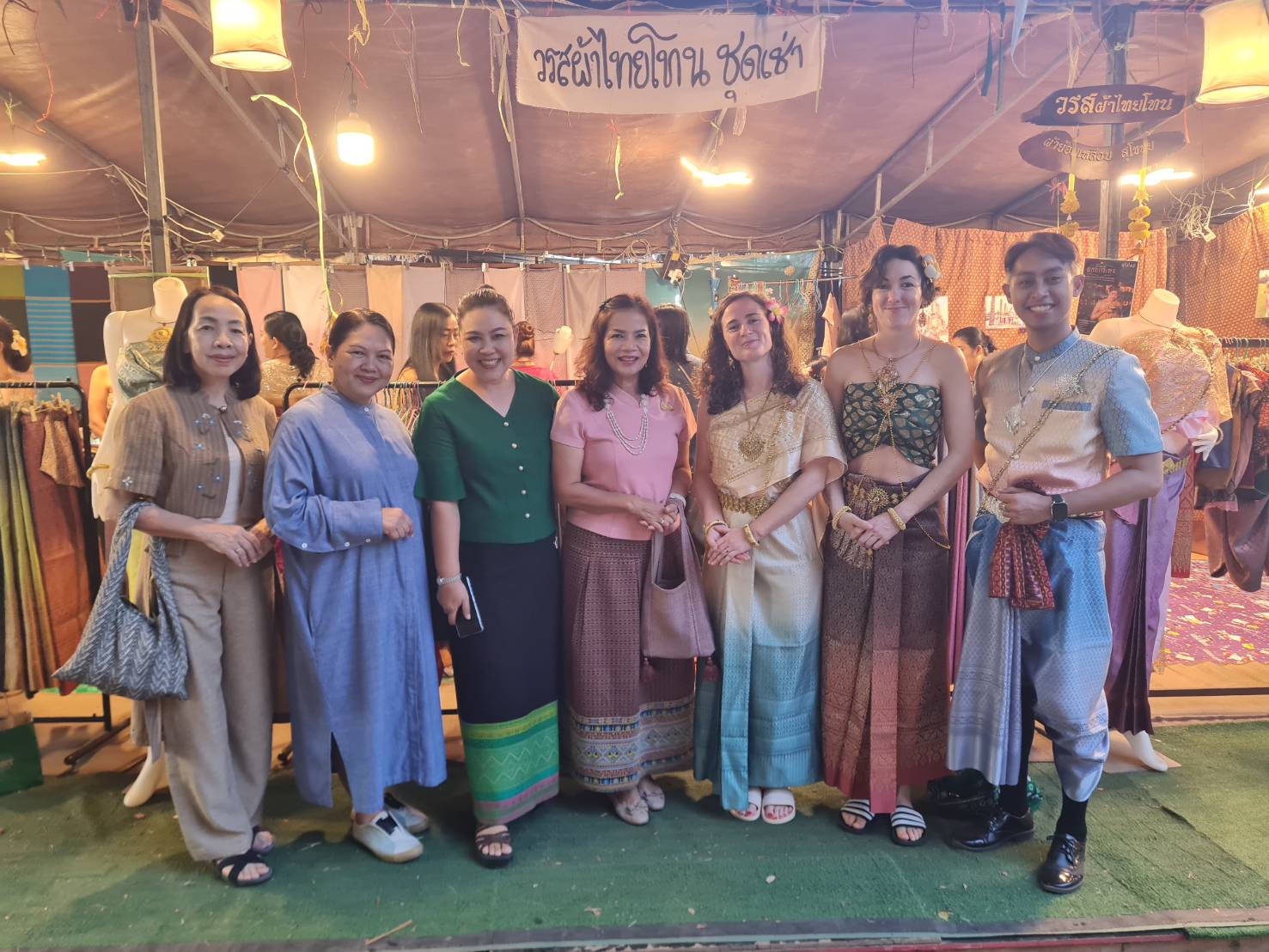 รองผู้ว่าราชการจังหวัดเยี่ยมชมอุดหนุนและให้กำลังใจผู้ประกอบการ OTOP ในงานประเพณีลอยกระทง เผาเทียน เล่นไฟ จังหวัดสุโขทัย ประจำปี 2567