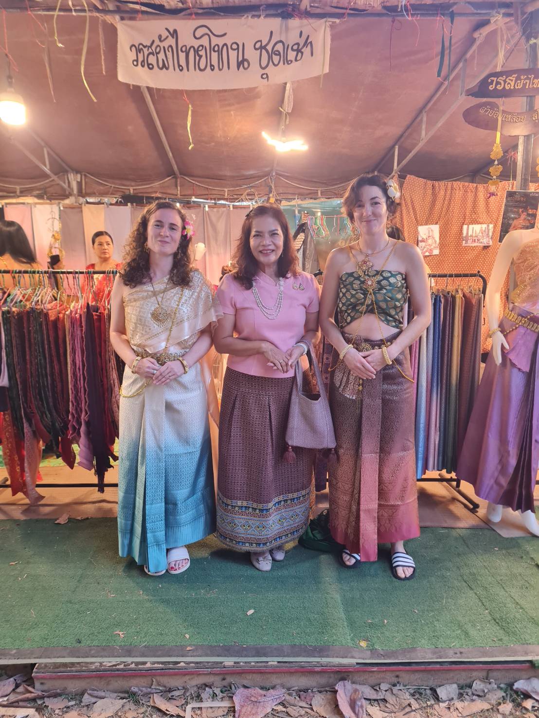 รองผู้ว่าราชการจังหวัดเยี่ยมชมอุดหนุนและให้กำลังใจผู้ประกอบการ OTOP ในงานประเพณีลอยกระทง เผาเทียน เล่นไฟ จังหวัดสุโขทัย ประจำปี 2567