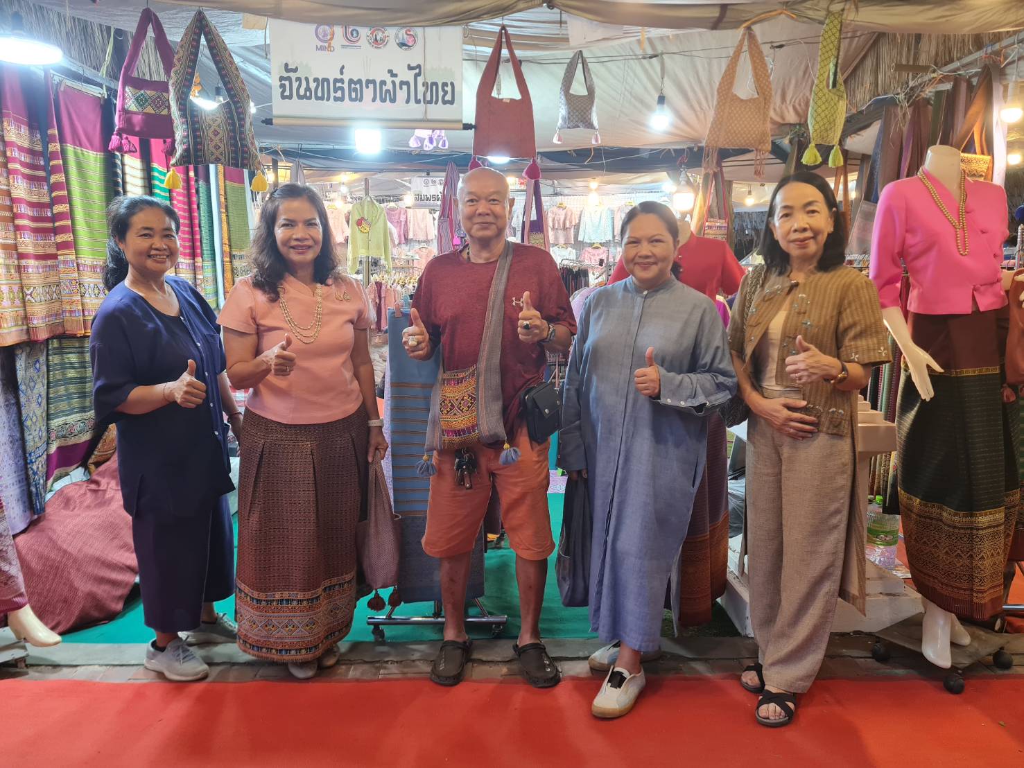 รองผู้ว่าราชการจังหวัดเยี่ยมชมอุดหนุนและให้กำลังใจผู้ประกอบการ OTOP ในงานประเพณีลอยกระทง เผาเทียน เล่นไฟ จังหวัดสุโขทัย ประจำปี 2567