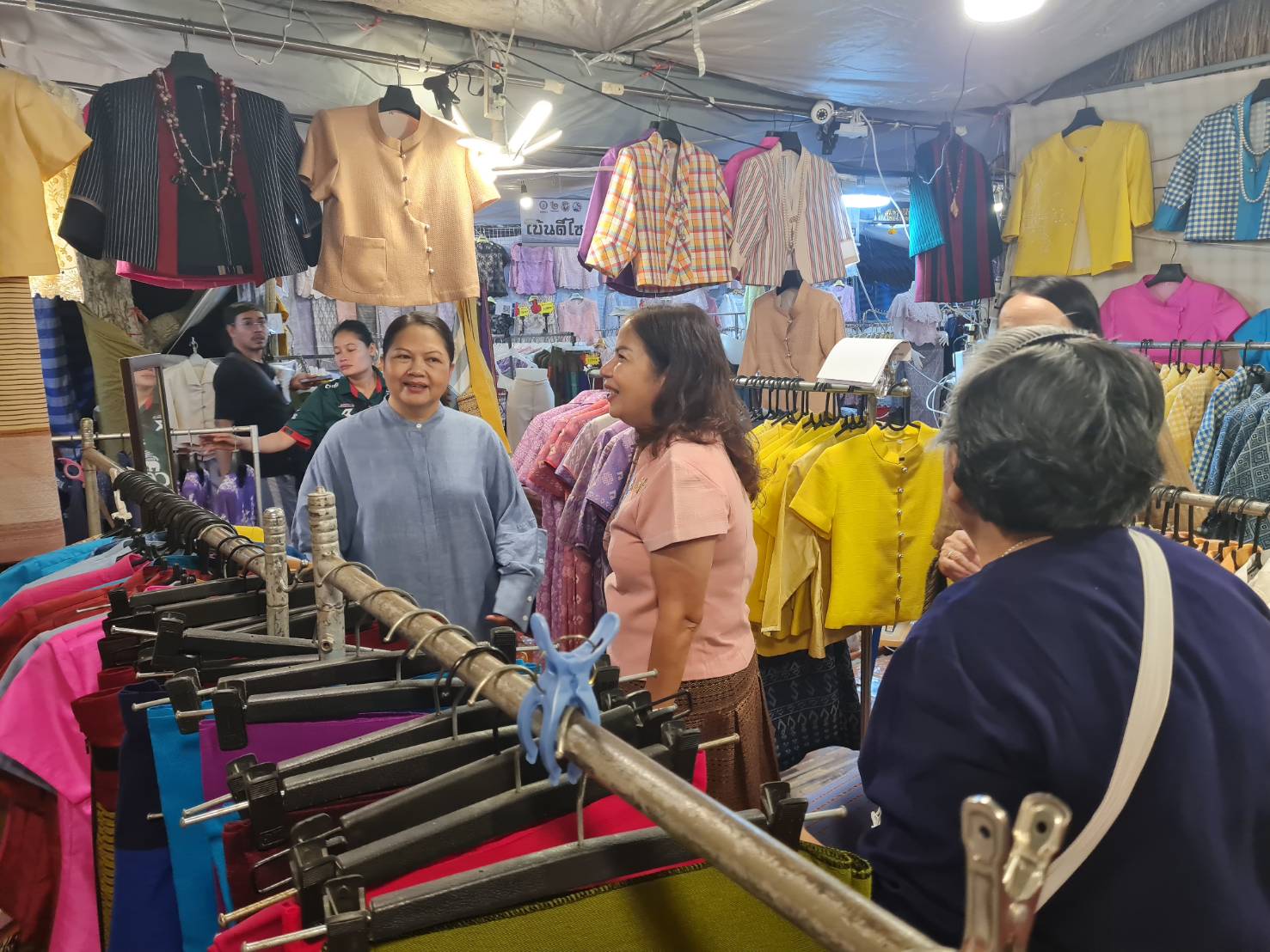 รองผู้ว่าราชการจังหวัดเยี่ยมชมอุดหนุนและให้กำลังใจผู้ประกอบการ OTOP ในงานประเพณีลอยกระทง เผาเทียน เล่นไฟ จังหวัดสุโขทัย ประจำปี 2567