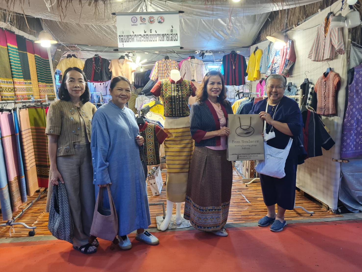 รองผู้ว่าราชการจังหวัดเยี่ยมชมอุดหนุนและให้กำลังใจผู้ประกอบการ OTOP ในงานประเพณีลอยกระทง เผาเทียน เล่นไฟ จังหวัดสุโขทัย ประจำปี 2567