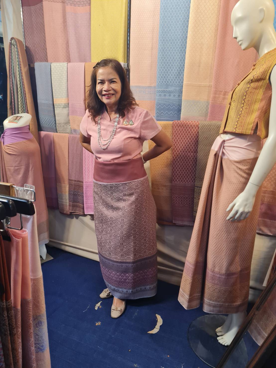 รองผู้ว่าราชการจังหวัดเยี่ยมชมอุดหนุนและให้กำลังใจผู้ประกอบการ OTOP ในงานประเพณีลอยกระทง เผาเทียน เล่นไฟ จังหวัดสุโขทัย ประจำปี 2567