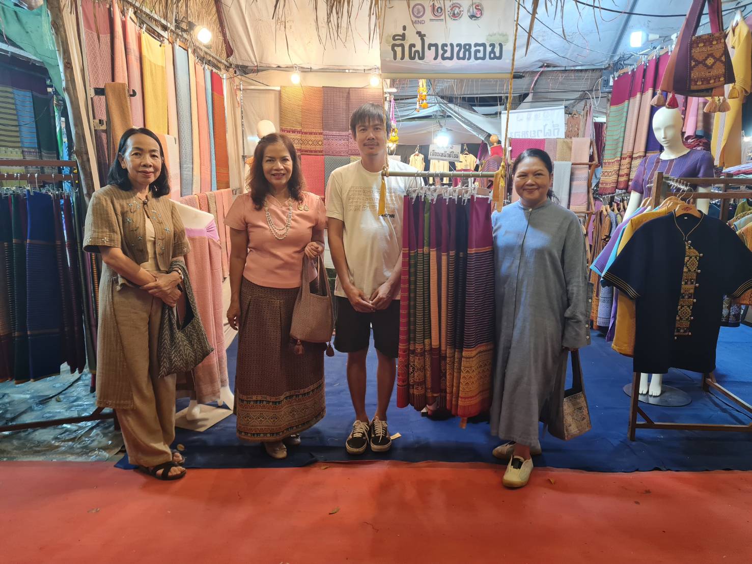 รองผู้ว่าราชการจังหวัดเยี่ยมชมอุดหนุนและให้กำลังใจผู้ประกอบการ OTOP ในงานประเพณีลอยกระทง เผาเทียน เล่นไฟ จังหวัดสุโขทัย ประจำปี 2567