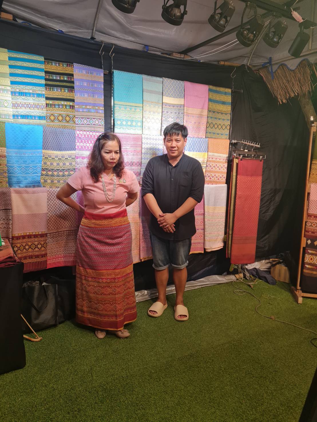 รองผู้ว่าราชการจังหวัดเยี่ยมชมอุดหนุนและให้กำลังใจผู้ประกอบการ OTOP ในงานประเพณีลอยกระทง เผาเทียน เล่นไฟ จังหวัดสุโขทัย ประจำปี 2567