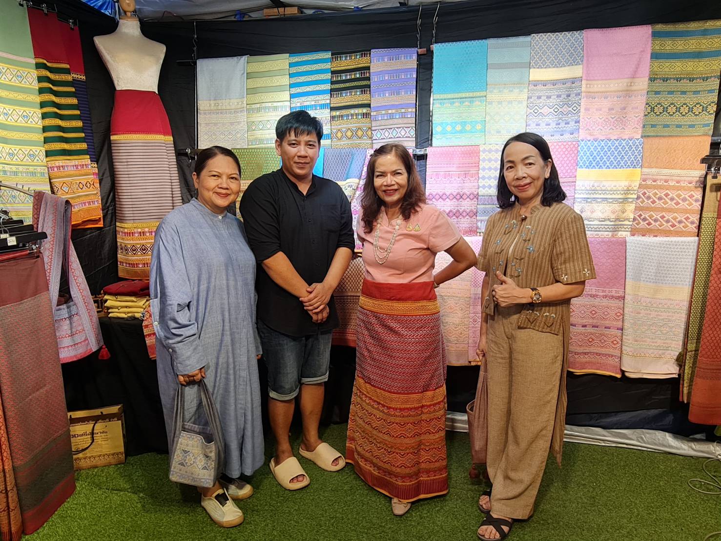 รองผู้ว่าราชการจังหวัดเยี่ยมชมอุดหนุนและให้กำลังใจผู้ประกอบการ OTOP ในงานประเพณีลอยกระทง เผาเทียน เล่นไฟ จังหวัดสุโขทัย ประจำปี 2567