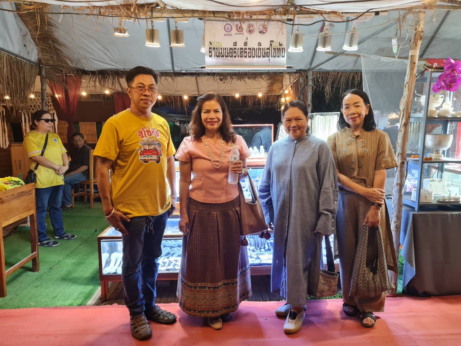 รองผู้ว่าราชการจังหวัดเยี่ยมชมอุดหนุนและให้กำลังใจผู้ประกอบการ OTOP ในงานประเพณีลอยกระทง เผาเทียน เล่นไฟ จังหวัดสุโขทัย ประจำปี 2567