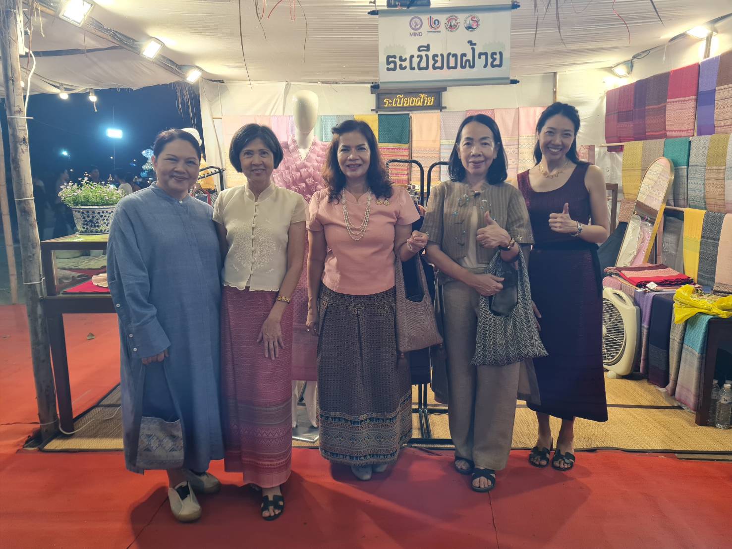 รองผู้ว่าราชการจังหวัดเยี่ยมชมอุดหนุนและให้กำลังใจผู้ประกอบการ OTOP ในงานประเพณีลอยกระทง เผาเทียน เล่นไฟ จังหวัดสุโขทัย ประจำปี 2567