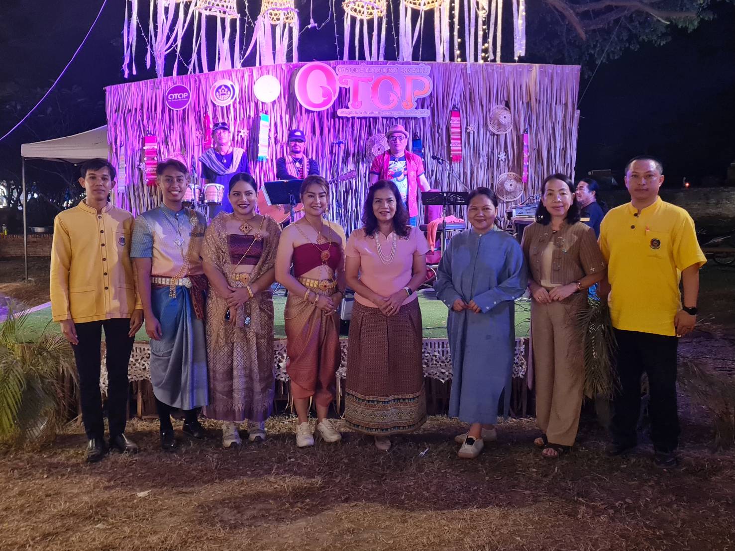 รองผู้ว่าราชการจังหวัดเยี่ยมชมอุดหนุนและให้กำลังใจผู้ประกอบการ OTOP ในงานประเพณีลอยกระทง เผาเทียน เล่นไฟ จังหวัดสุโขทัย ประจำปี 2567
