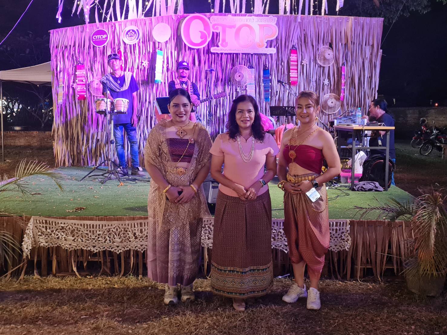 รองผู้ว่าราชการจังหวัดเยี่ยมชมอุดหนุนและให้กำลังใจผู้ประกอบการ OTOP ในงานประเพณีลอยกระทง เผาเทียน เล่นไฟ จังหวัดสุโขทัย ประจำปี 2567