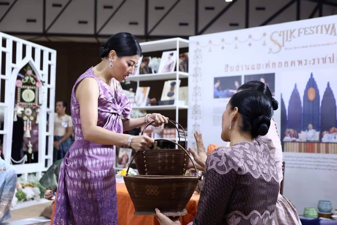 พิธีเปิดงาน Silk Festival 2024 สู่การพัฒนาที่ยั่งยืน ภายใต้แนวคิด Silk Success Sustainability ต่อยอดภูมิปัญญาผ้าไทย เพื่อยกระดับสู่สากล และพัฒนาอย่างยั่งยืน จัดโดยกรมการพัฒนาชุมชน กระทรวงมหาดไทย