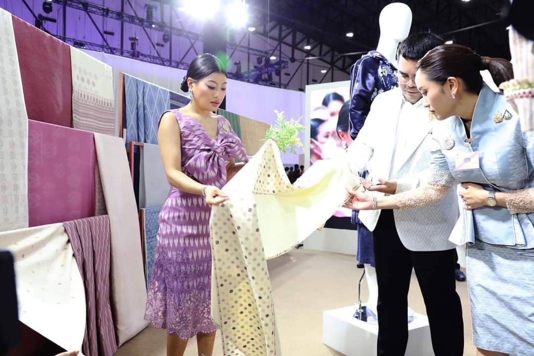 พิธีเปิดงาน Silk Festival 2024 สู่การพัฒนาที่ยั่งยืน ภายใต้แนวคิด Silk Success Sustainability ต่อยอดภูมิปัญญาผ้าไทย เพื่อยกระดับสู่สากล และพัฒนาอย่างยั่งยืน จัดโดยกรมการพัฒนาชุมชน กระทรวงมหาดไทย