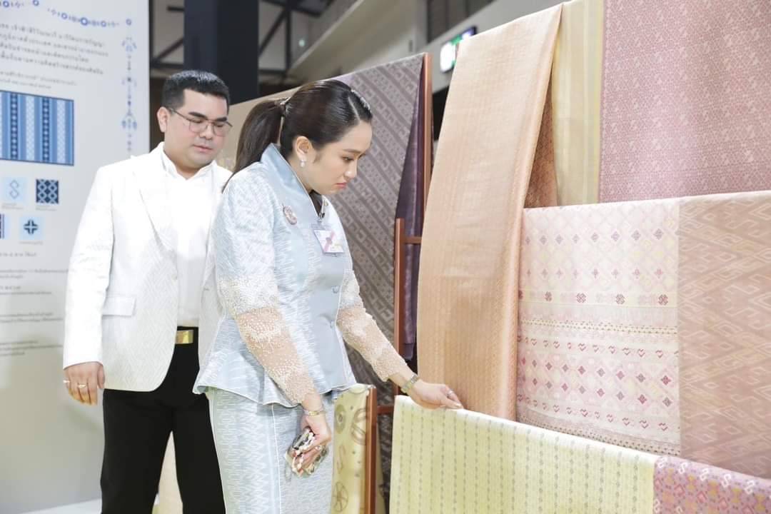 พิธีเปิดงาน Silk Festival 2024 สู่การพัฒนาที่ยั่งยืน ภายใต้แนวคิด Silk Success Sustainability ต่อยอดภูมิปัญญาผ้าไทย เพื่อยกระดับสู่สากล และพัฒนาอย่างยั่งยืน จัดโดยกรมการพัฒนาชุมชน กระทรวงมหาดไทย