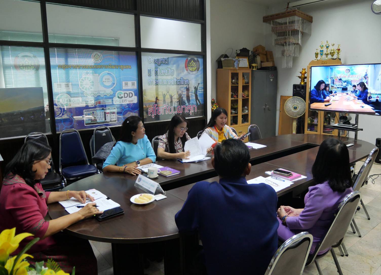 พช.สุโขทัย รับฟังการประชุมชี้แจงแนวทางการตรวจประเมินศักยภาพศูนย์เรียนรู้การพัฒนาคุณภาพชีวิตตามหลักทฤษฎีใหม่ประยุกต์สู่ “โคก หนอง นา” ผ่านระบบวีดิทัศน์ทางไกล (video conference)