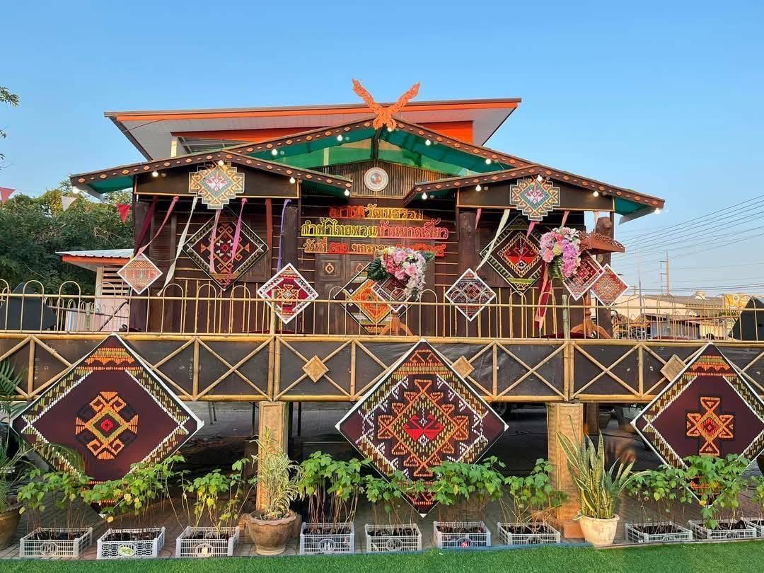 พัฒนาชุมชนสุโขทัยร่วมงาน “กำฟ้า” บ้านเฮา วิถีวัฒนธรรมชาวไทยพวนบ้านหาดเสี้ยว