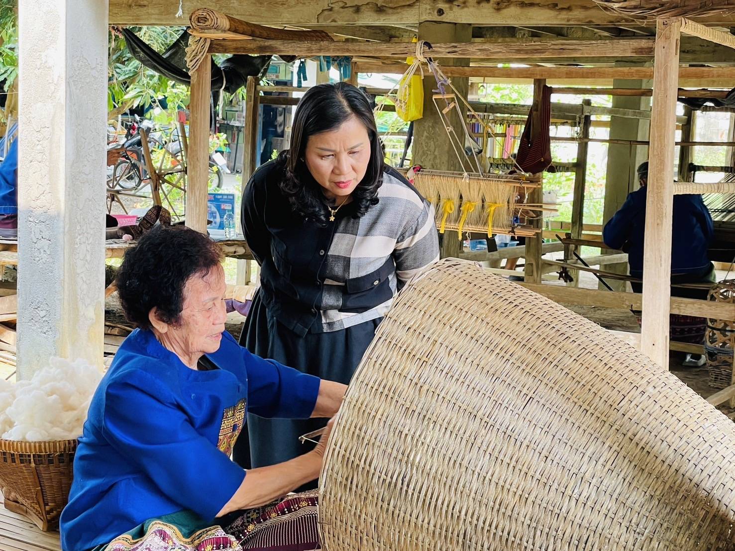 รองผู้ว่าราชการจังหวัดสุโขทัย ร่วมถ่ายทำรายการ”เมืองไทยดี๊ดี” ตอน : เส้นสายลายทองแห่งศรีสัชนาลัย