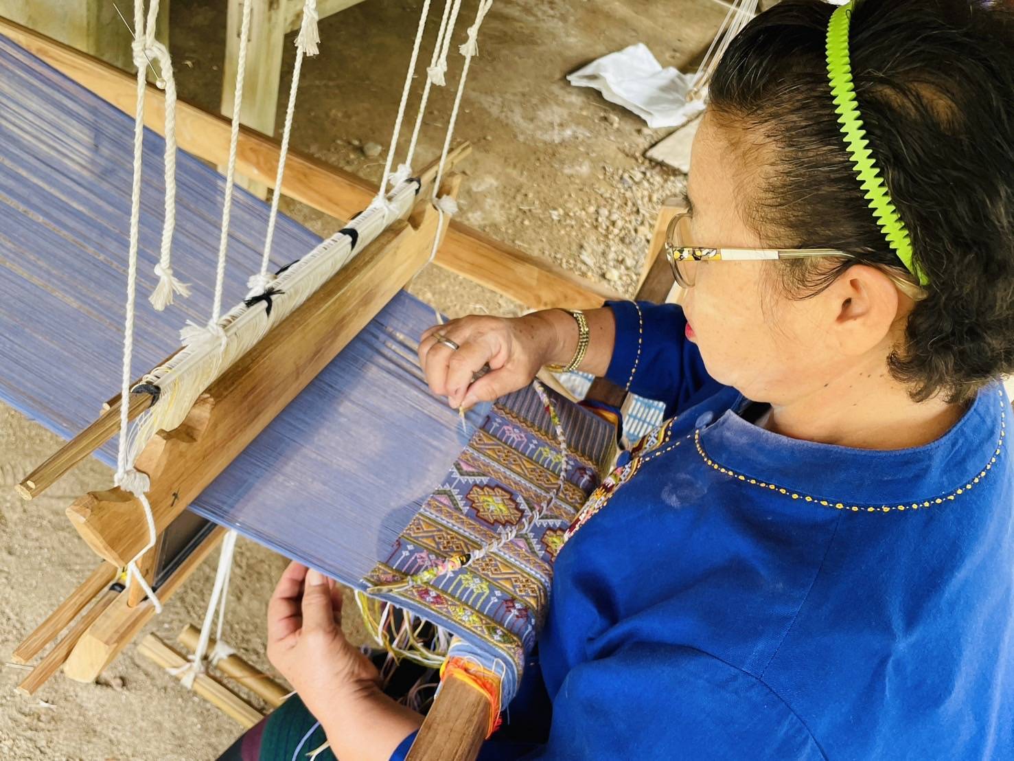 รองผู้ว่าราชการจังหวัดสุโขทัย ร่วมถ่ายทำรายการ”เมืองไทยดี๊ดี” ตอน : เส้นสายลายทองแห่งศรีสัชนาลัย