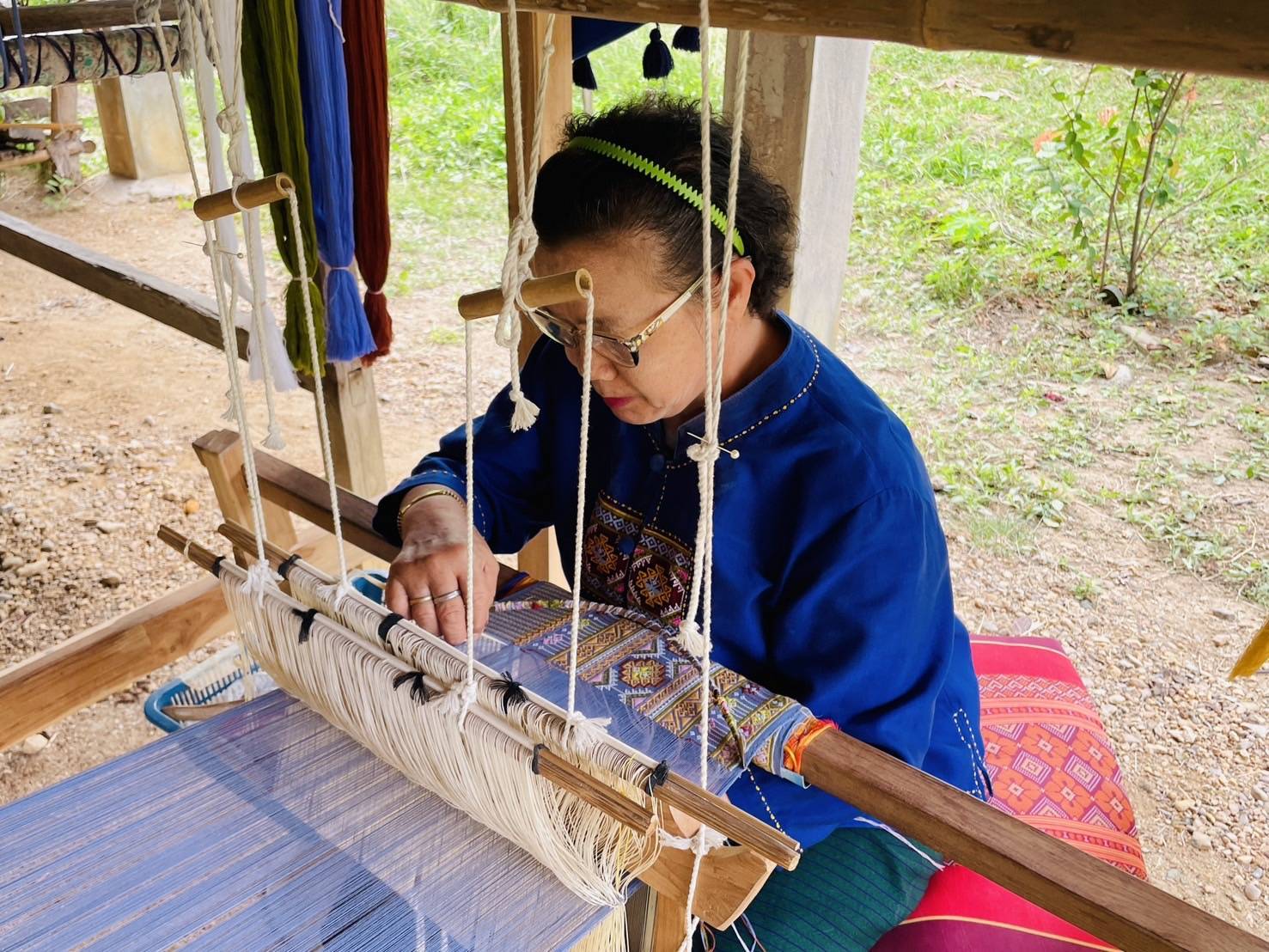 รองผู้ว่าราชการจังหวัดสุโขทัย ร่วมถ่ายทำรายการ”เมืองไทยดี๊ดี” ตอน : เส้นสายลายทองแห่งศรีสัชนาลัย