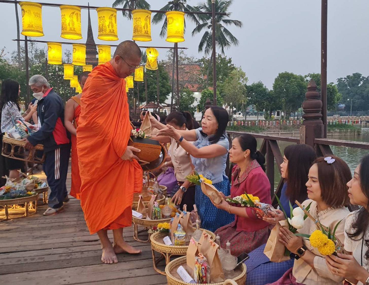 พัฒนาชุมชนสุโขทัยร่วมกิจกรรม “ใส่บาตร ใส่ใจ ใส่ผ้าไทย ไปออมบุญ”เพื่อเป็นสิริมงคลและสร้างขวัญกำลังใจในการทำงาน