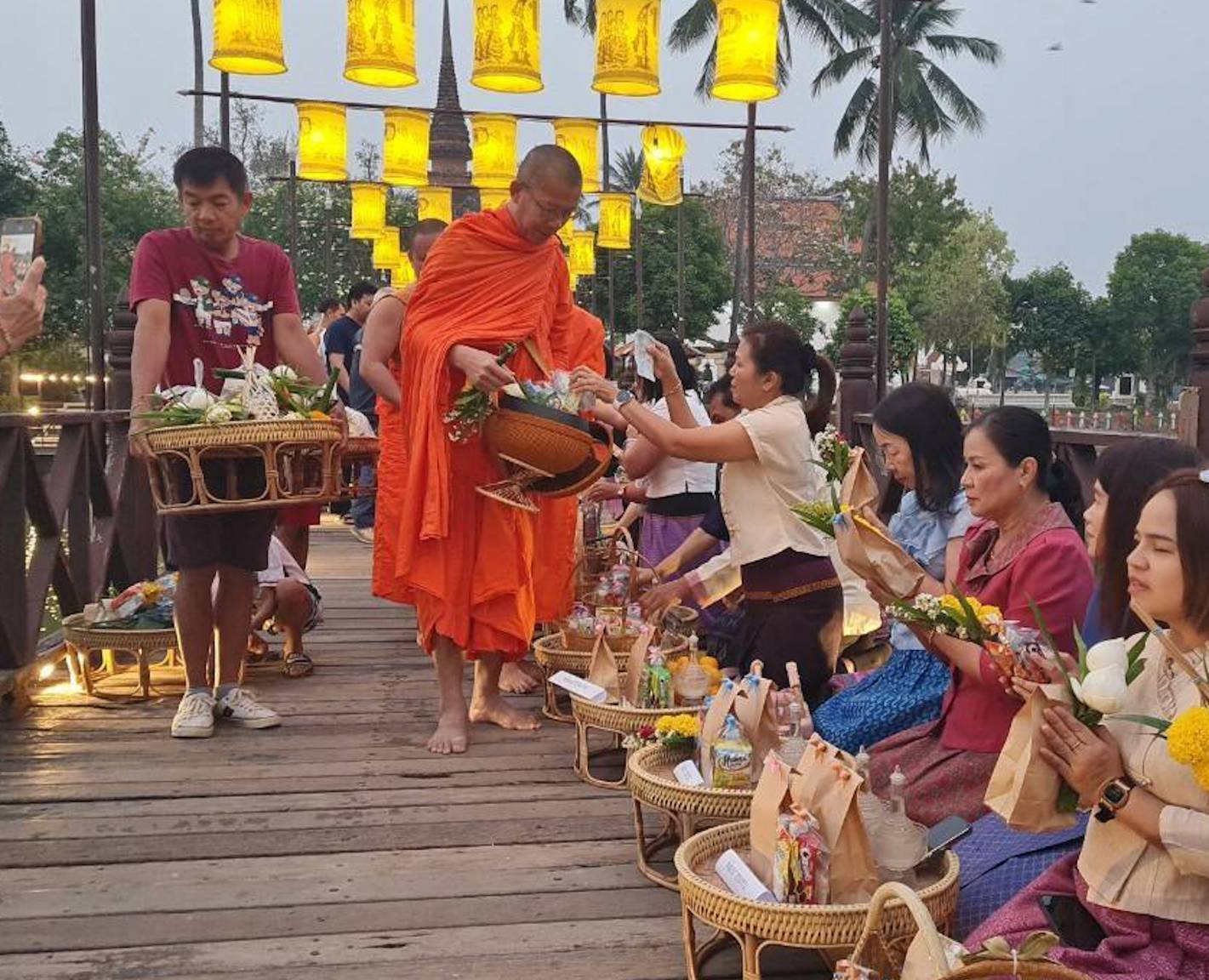 พัฒนาชุมชนสุโขทัยร่วมกิจกรรม “ใส่บาตร ใส่ใจ ใส่ผ้าไทย ไปออมบุญ”เพื่อเป็นสิริมงคลและสร้างขวัญกำลังใจในการทำงาน