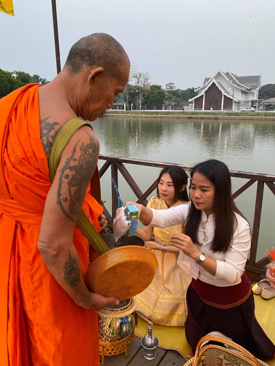 พัฒนาชุมชนสุโขทัยร่วมกิจกรรม “ใส่บาตร ใส่ใจ ใส่ผ้าไทย ไปออมบุญ”เพื่อเป็นสิริมงคลและสร้างขวัญกำลังใจในการทำงาน